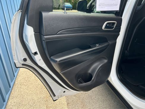 Used 2020 Jeep Grand Cherokee Laredo image 30