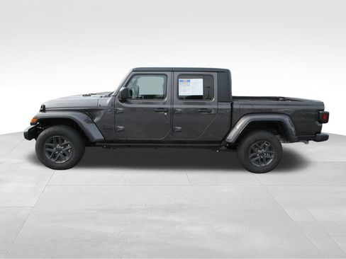 Used 2024 Jeep Gladiator Sport AWD/4WD image 2