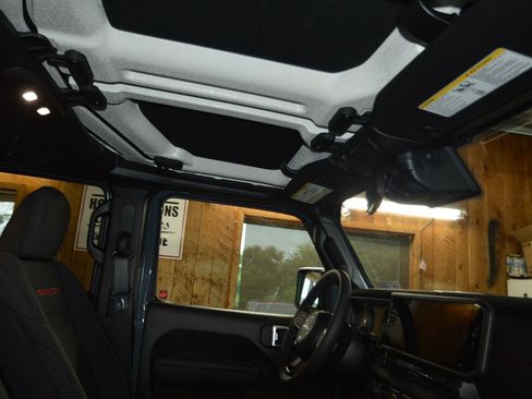 Used 2025 Jeep Gladiator Rubicon w/ Safety Group AWD/4WD image 13
