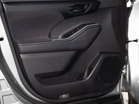 Used 2020 Toyota Highlander L image 14