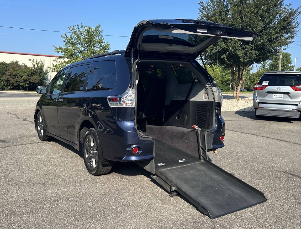 Used 2020 Toyota Sienna SE FWD image 2