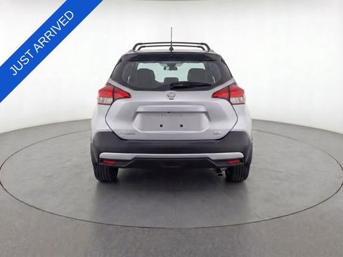 Used 2019 Nissan Kicks SR w/ SR Premium Package image 3