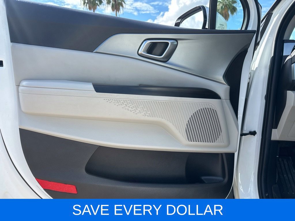 Used 2024 Kia Carnival LX FWD image 5