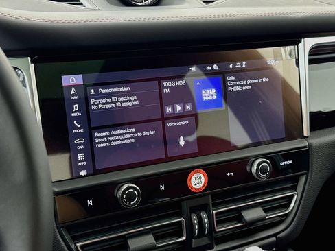 Certified 2025 Porsche Macan AWD/4WD image 18