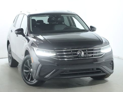 Used 2024 Volkswagen Tiguan SE image 2