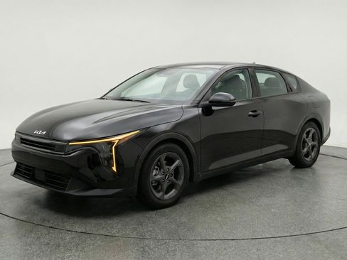 Used 2025 Kia K4 LXS image 3