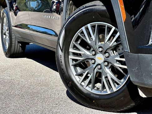 Used 2024 Chevrolet Traverse LT image 2