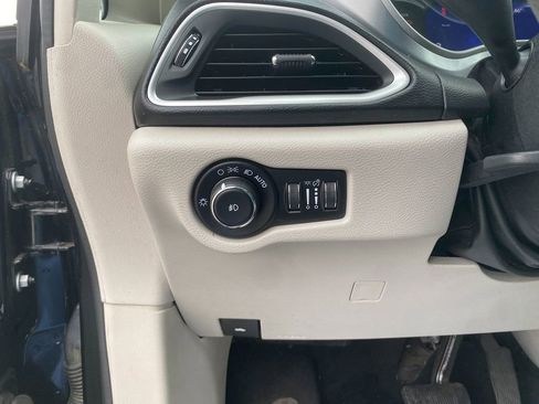 Used 2017 Chrysler Pacifica Touring Plus image 14