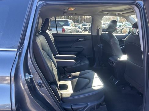 Used 2024 Toyota Highlander XLE image 19