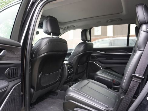 Used 2022 Jeep Grand Cherokee L Limited AWD/4WD image 4