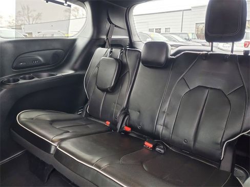Used 2020 Chrysler Pacifica Limited image 35
