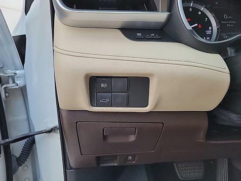 Used 2021 Toyota Highlander XLE AWD/4WD image 30