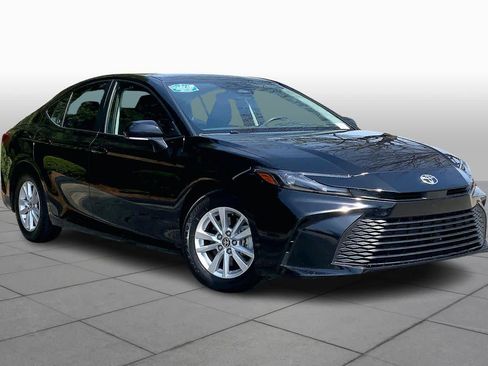 Used 2025 Toyota Camry LE image 3