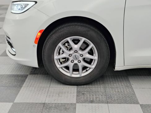 Used 2023 Chrysler Pacifica Touring-L image 8