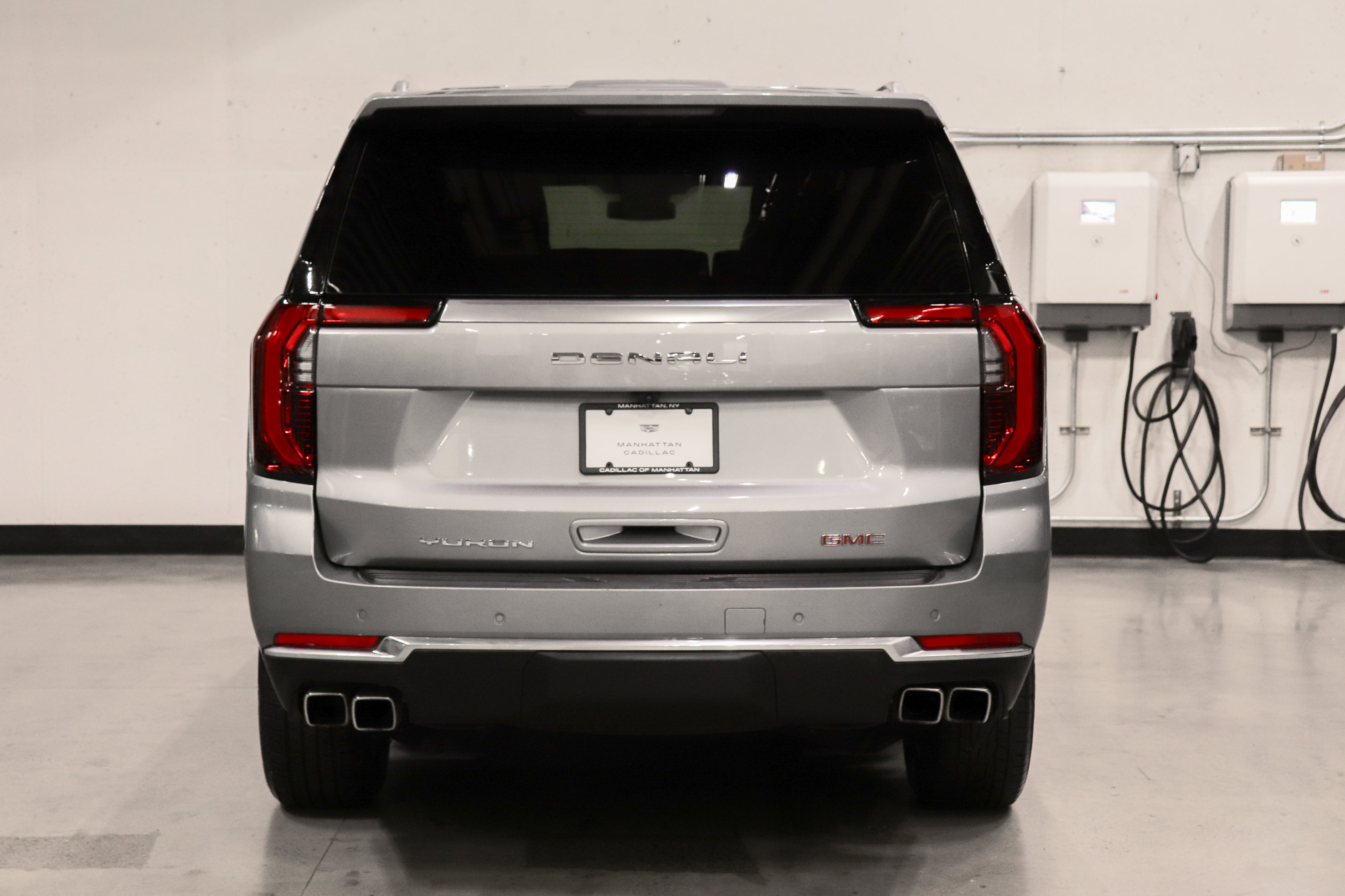 Used 2025 GMC Yukon XL Denali AWD/4WD image 4