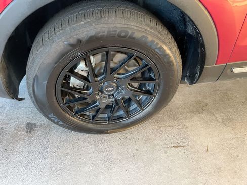 Used 2018 Ford Explorer XLT w/ Equipment Group 202A AWD/4WD image 10