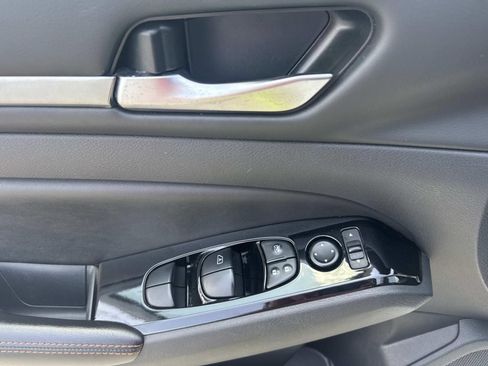 Used 2024 Nissan Altima 2.5 SR FWD image 19
