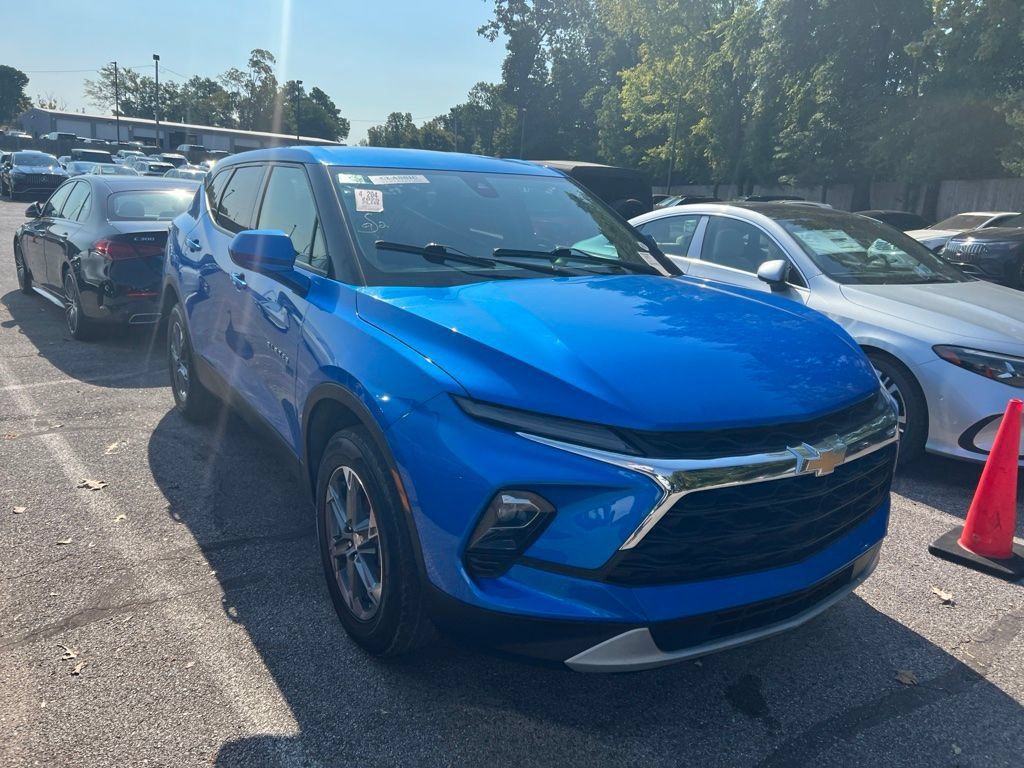 Used 2025 Chevrolet Blazer LT FWD image 3