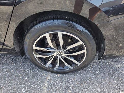 Used 2025 Volkswagen Jetta SE FWD image 23
