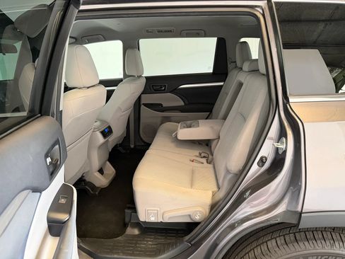 Used 2015 Toyota Highlander LE AWD/4WD image 32