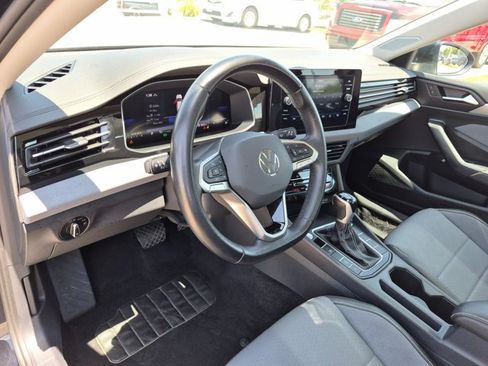 Used 2025 Volkswagen Jetta SE FWD image 10