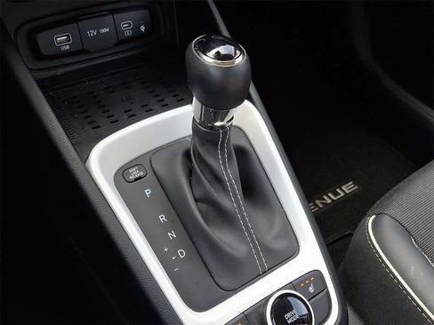 Used 2024 Hyundai Venue Limited image 13