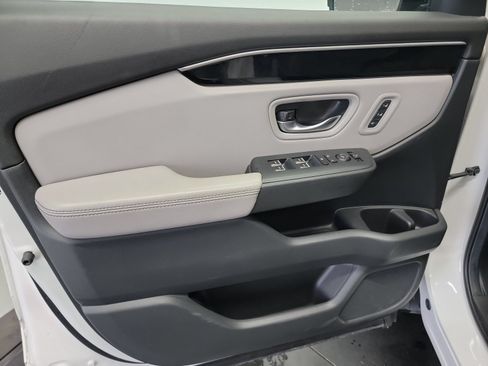 Used 2025 Honda Pilot Touring image 13