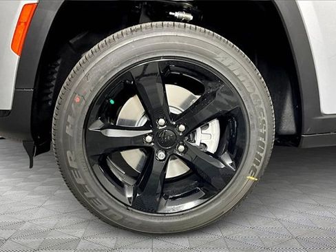 New 2025 Jeep Grand Cherokee L Altitude image 12