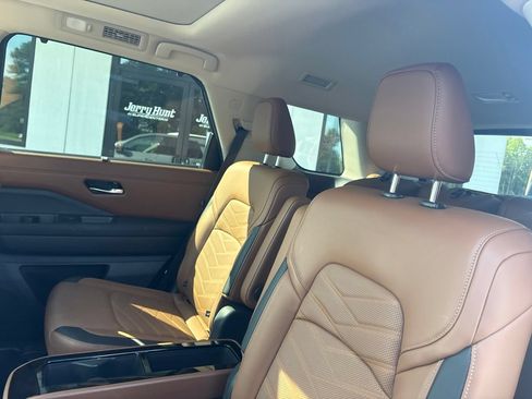 Used 2025 Nissan Pathfinder Platinum FWD image 6