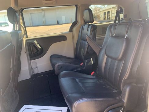 Used 2014 Chrysler Town & Country Touring image 30