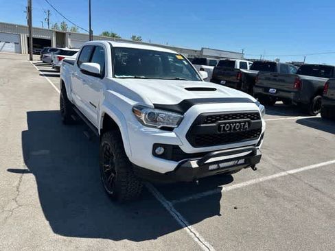 Used 2017 Toyota Tacoma TRD Sport AWD/4WD image 24