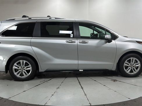 Certified 2025 Toyota Sienna Limited image 6