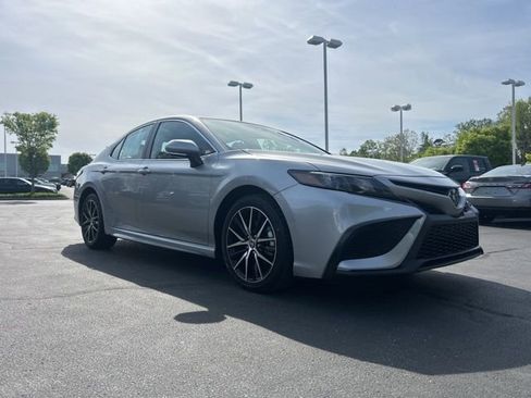 Used 2024 Toyota Camry SE image 4