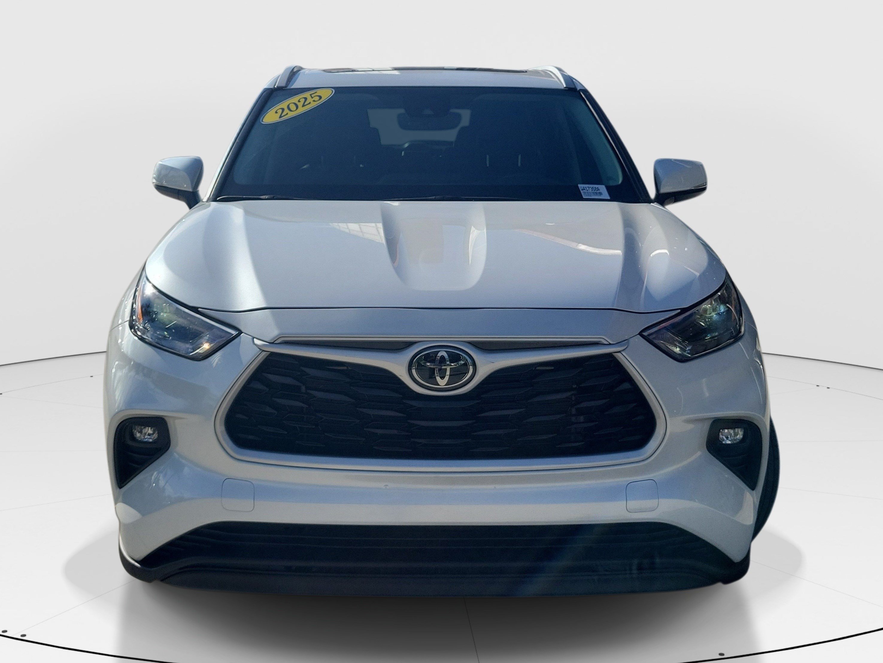 Used 2025 Toyota Highlander XLE FWD image 2