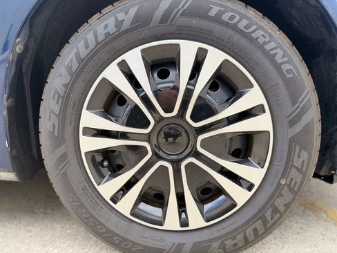 Used 2005 Toyota Camry LE FWD image 12