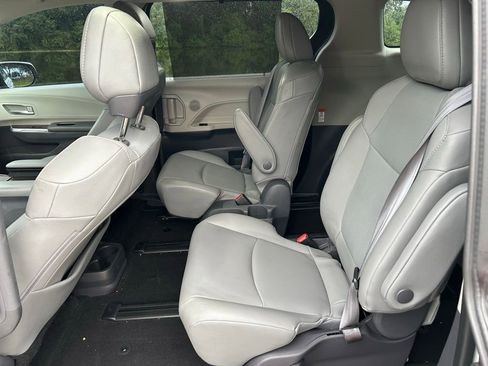 Used 2021 Toyota Sienna XLE w/ XLE Plus Package FWD image 14