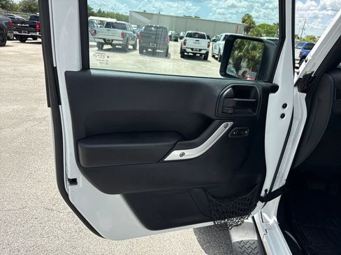 Used 2016 Jeep Wrangler Unlimited Sahara w/ Connectivity Group AWD/4WD image 12