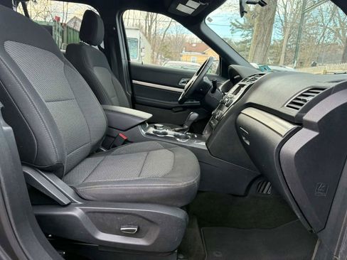Used 2018 Ford Explorer XLT image 9