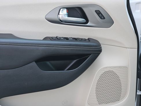 Used 2024 Chrysler Pacifica Touring-L image 18