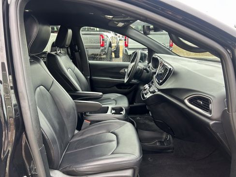 Used 2025 Chrysler Pacifica Select image 19