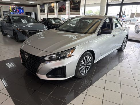 Used 2024 Nissan Altima 2.5 SV FWD image 1