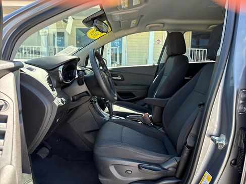 Used 2020 Chevrolet Trax LT FWD image 29