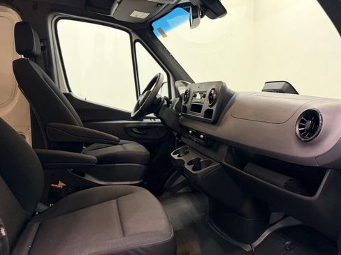 Used 2025 Mercedes-Benz Sprinter 2500 image 18
