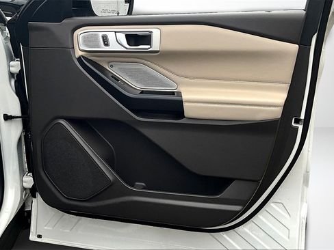 Used 2020 Ford Explorer Platinum w/ Premium Technology Package image 29