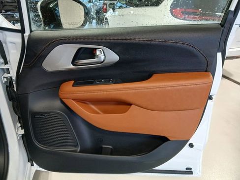 New 2026 Chrysler Pacifica Pinnacle image 15