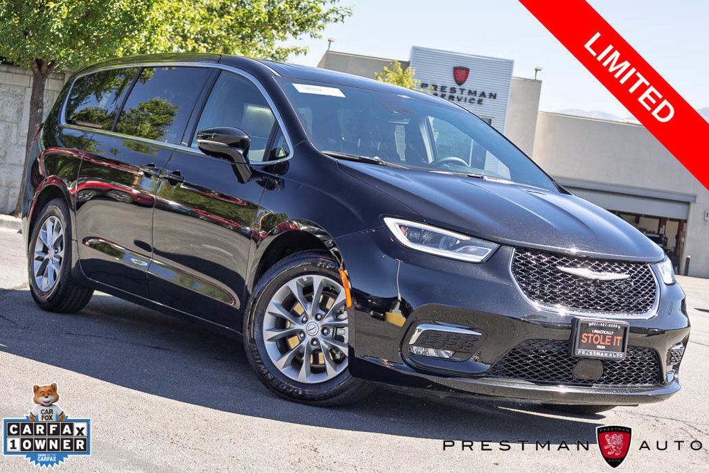Used 2026 Chrysler Pacifica Limited FWD image 1