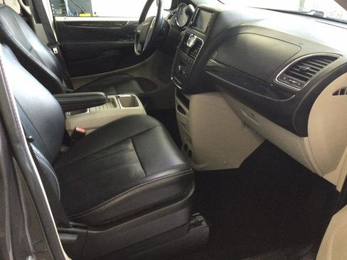 Used 2015 Chrysler Town & Country Touring w/ Driver Convenience Group image 20