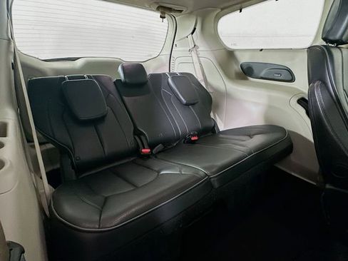 Used 2018 Chrysler Pacifica Limited w/ Tire & Wheel Group image 30