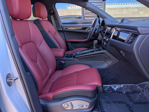 Certified 2025 Porsche Macan AWD/4WD image 26