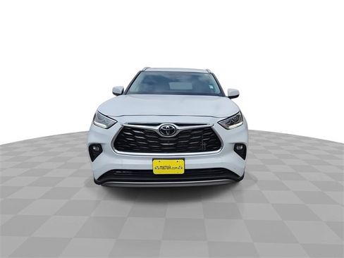 Used 2022 Toyota Highlander Platinum image 3